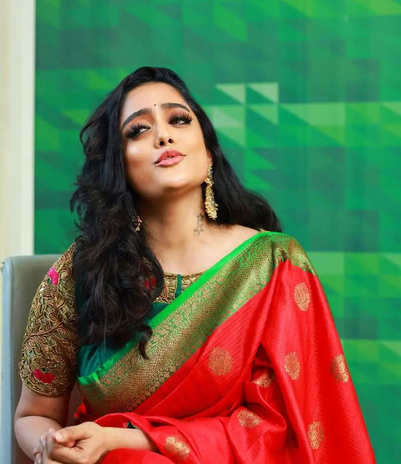 Bigg boss abirami venkatachalam hot photos in traditional saree goes viral on internet