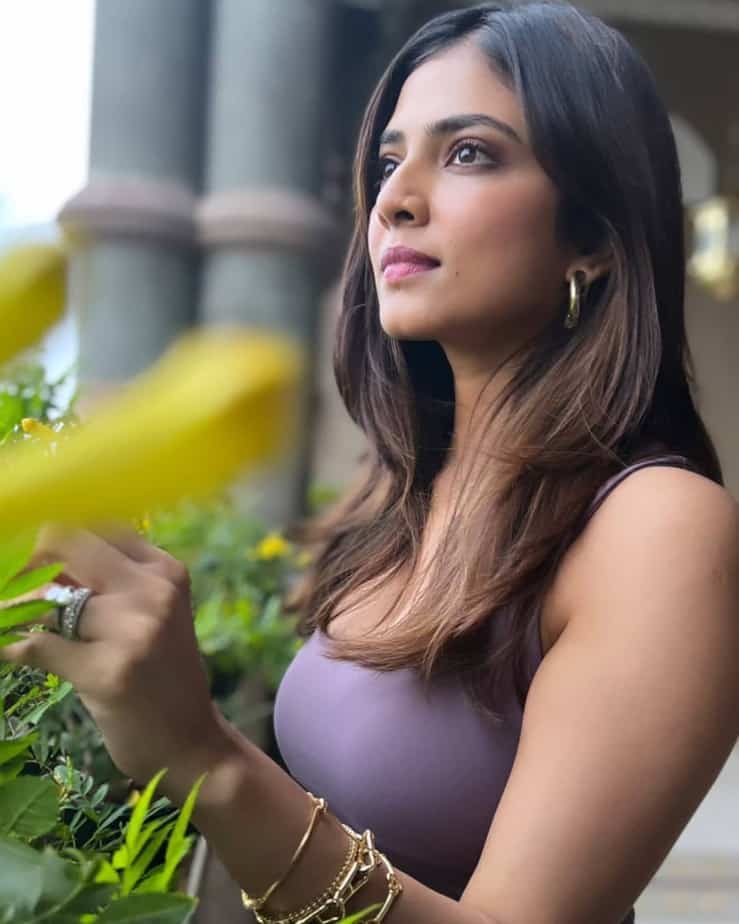 Actress malavika mohanan hot photos in glamour dress