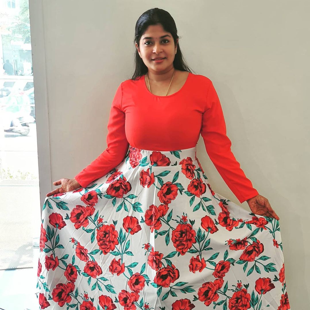 Serial actress neeba hot photos in lengthy gown