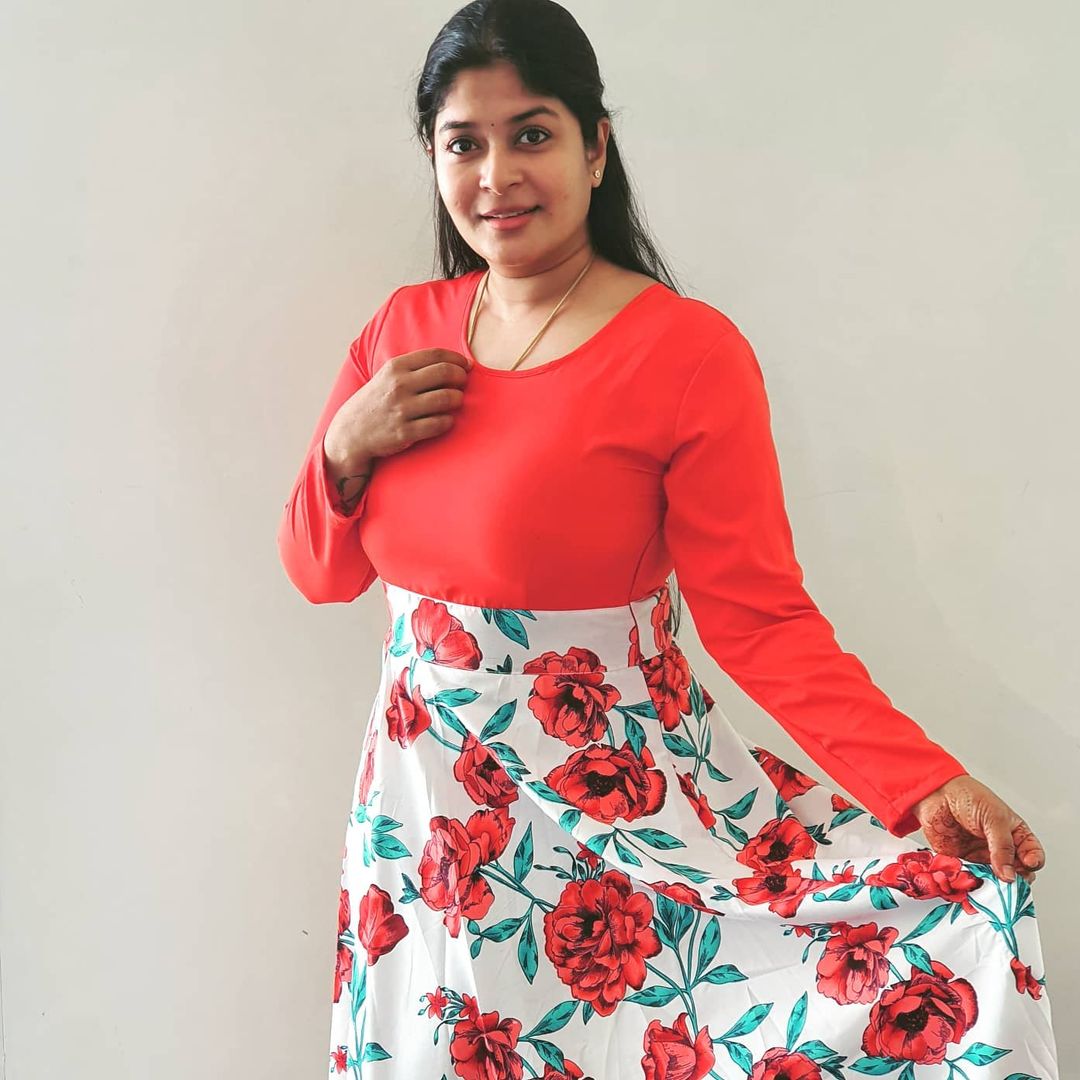 Serial actress neeba hot photos in lengthy gown