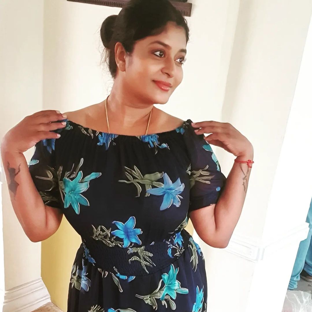 Serial actress neeba hot photos in lengthy gown