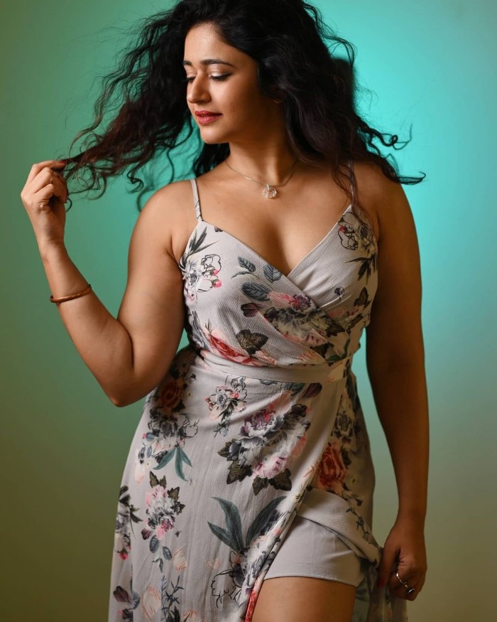 Actress poonam bajwa hot photos in modern dress