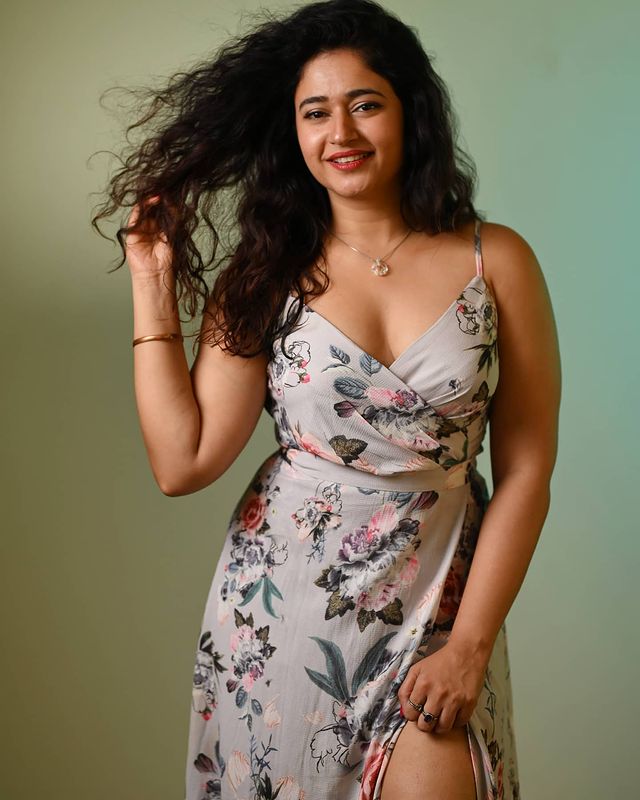 Actress poonam bajwa hot photos in modern dress