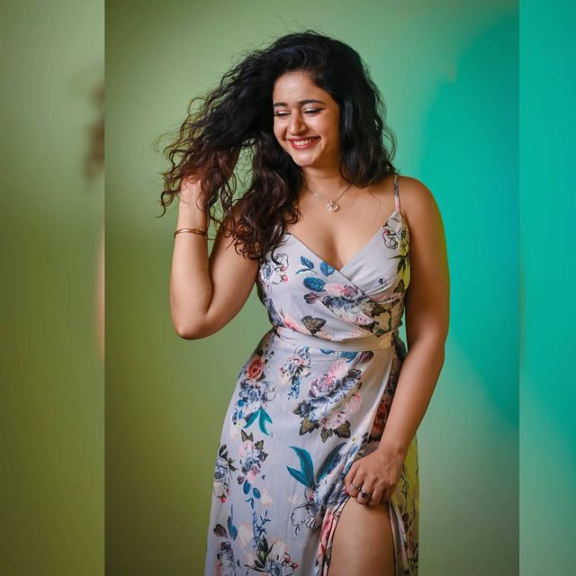 Actress poonam bajwa hot photos in modern dress