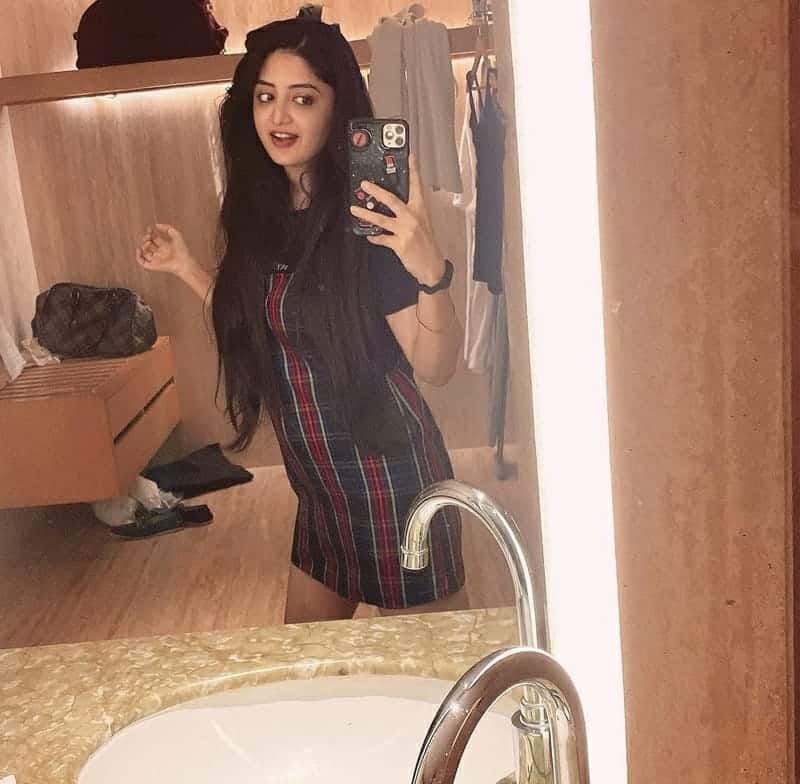 Actress poonam kaur hot photos in short dress with different expressions