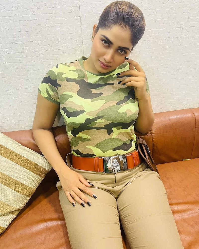 Actress shivani narayanan hot photos in tight dress