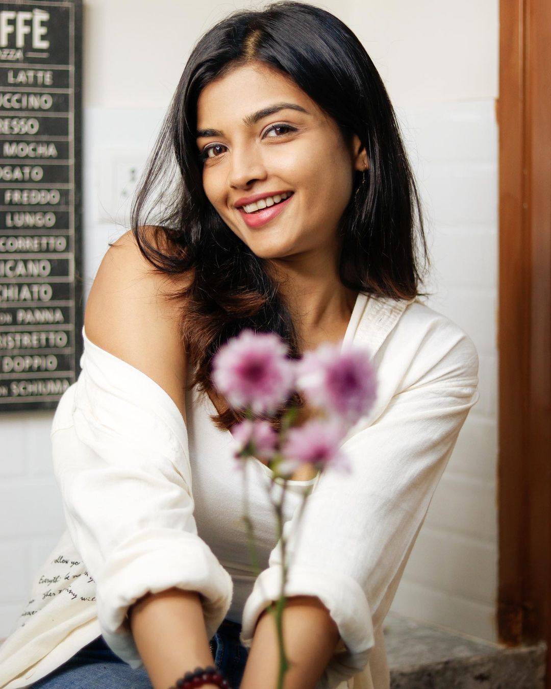 Actress ashna zaveri hot photos with inners getting likes and shares