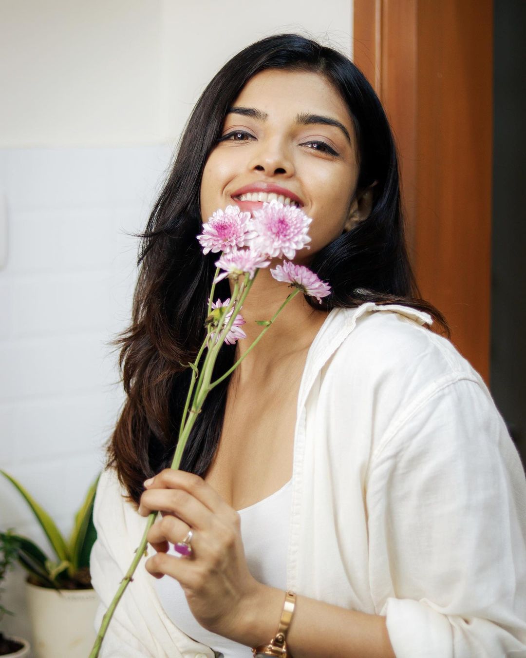 Actress ashna zaveri hot photos with inners getting likes and shares