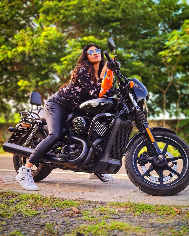 Actress indhuja ravichandran hot photos sitting on bike