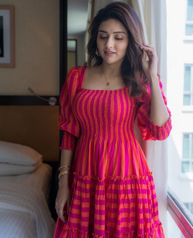 Actress mahima nambiar hot photos in pink frock latest pics