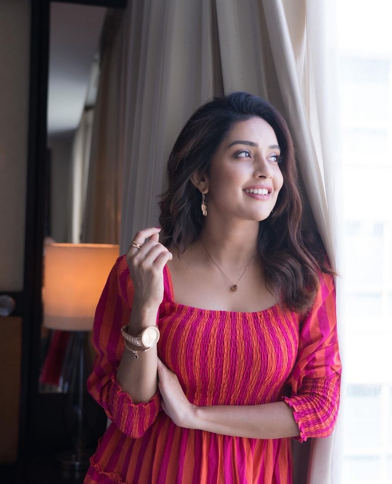 Actress mahima nambiar hot photos in pink frock latest pics