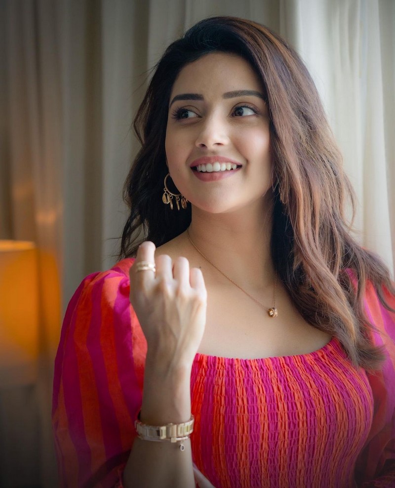 Actress mahima nambiar hot photos in pink frock latest pics