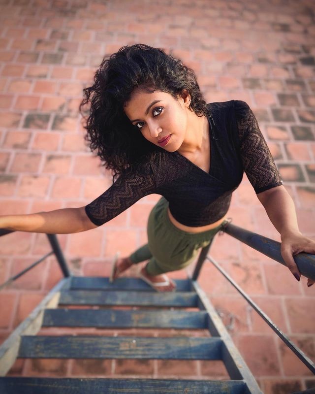 Serial actress roshini haripriyan hot photos in top angle