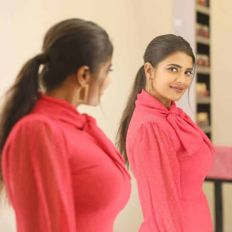 Actress aiswarya rajesh hot photos getting views and shares