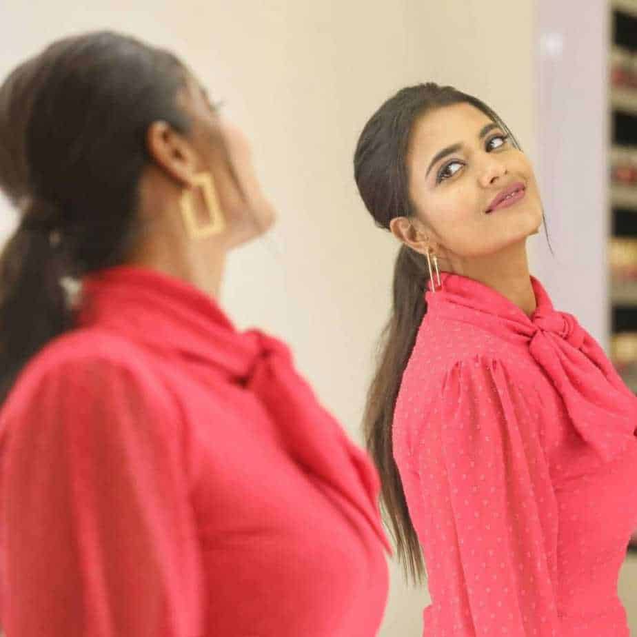 Actress aiswarya rajesh hot photos getting views and shares