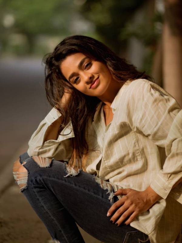 Actress gayathrie hot photos and pose getting likes and share on net