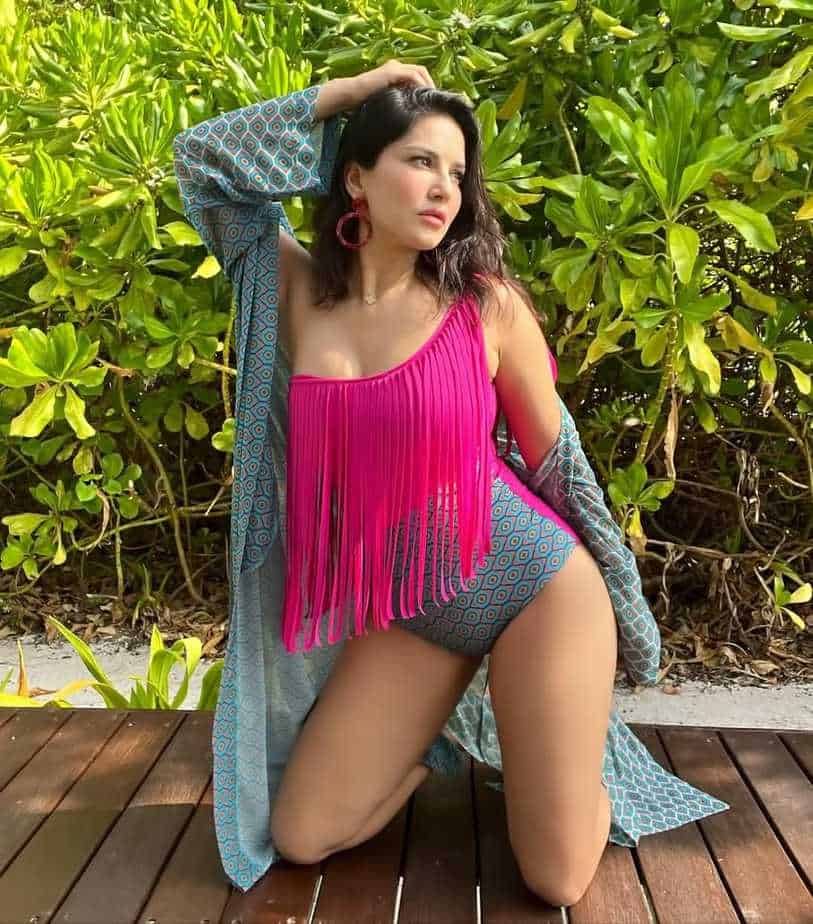 Actress sunny leone hot photos in glamour dress attracting fans