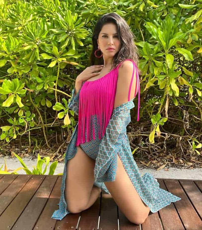 Actress sunny leone hot photos in glamour dress attracting fans