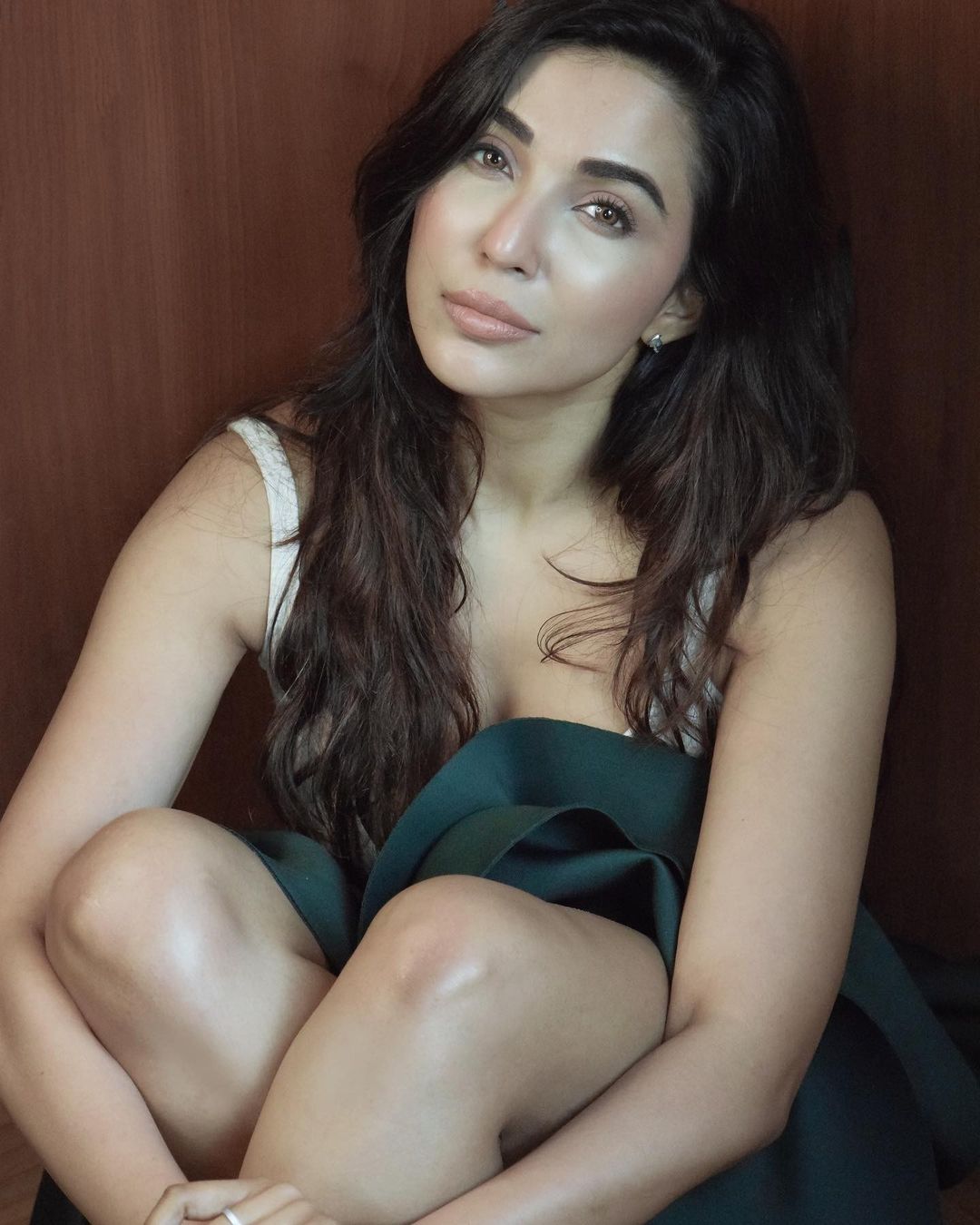 Actress parvati nair hot photos in short dress on instagram