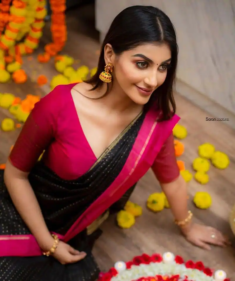 Actress yashika anandh hot photos in saree viral