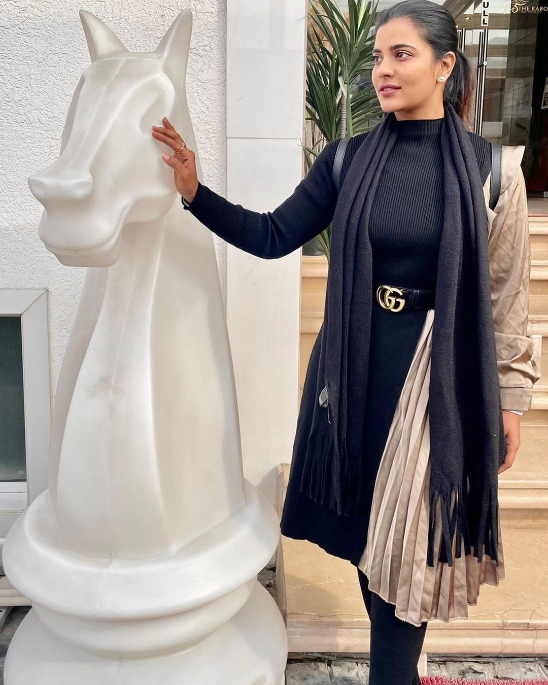 Actress aiswarya rajesh hot photos in black modern dress