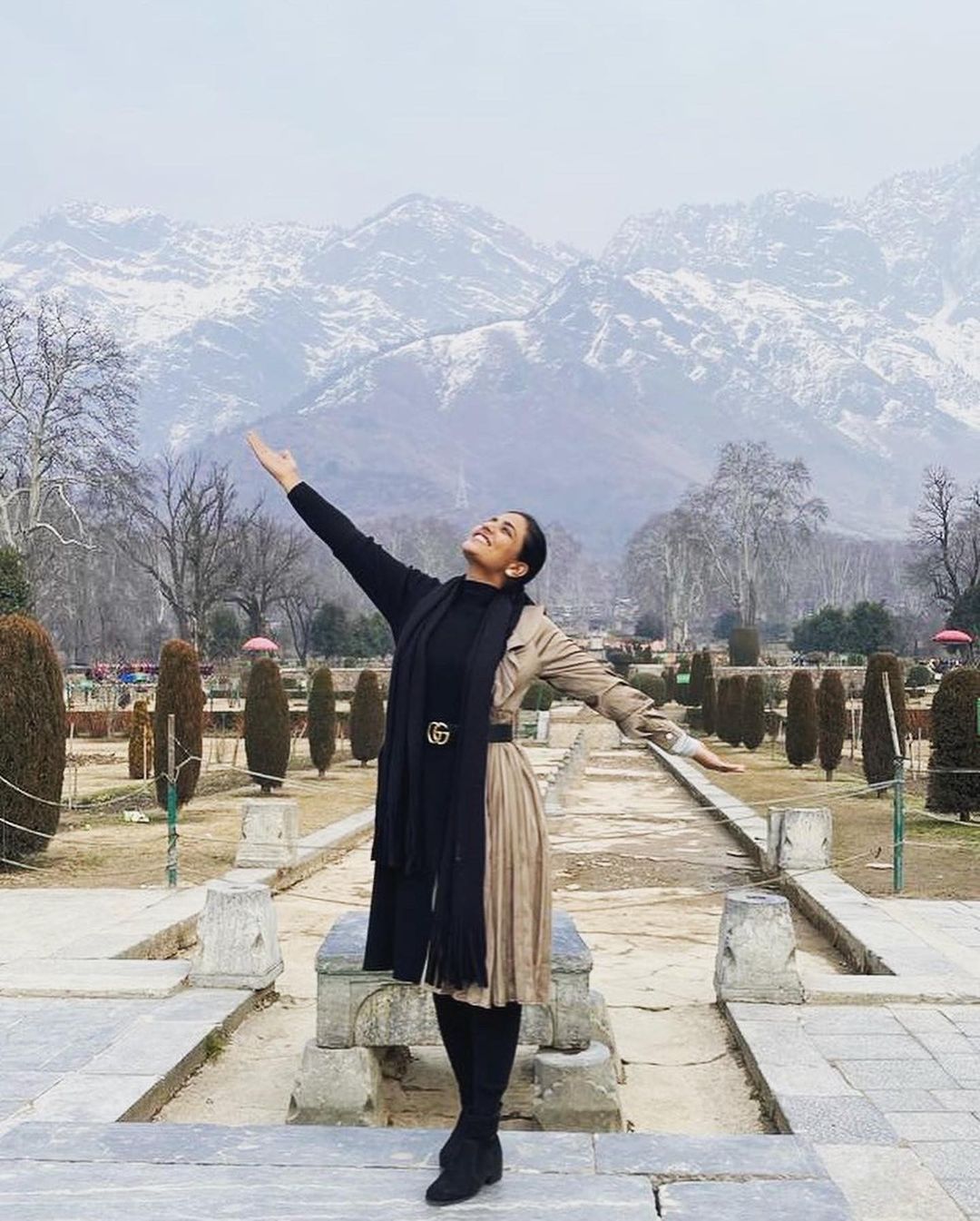 Actress aiswarya rajesh hot photos in black modern dress