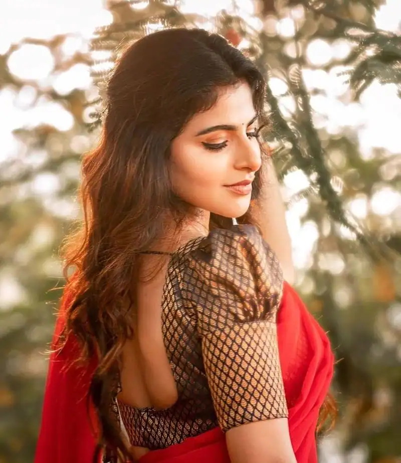 Actress iswarya menon hot photos in red saree pongal celebration