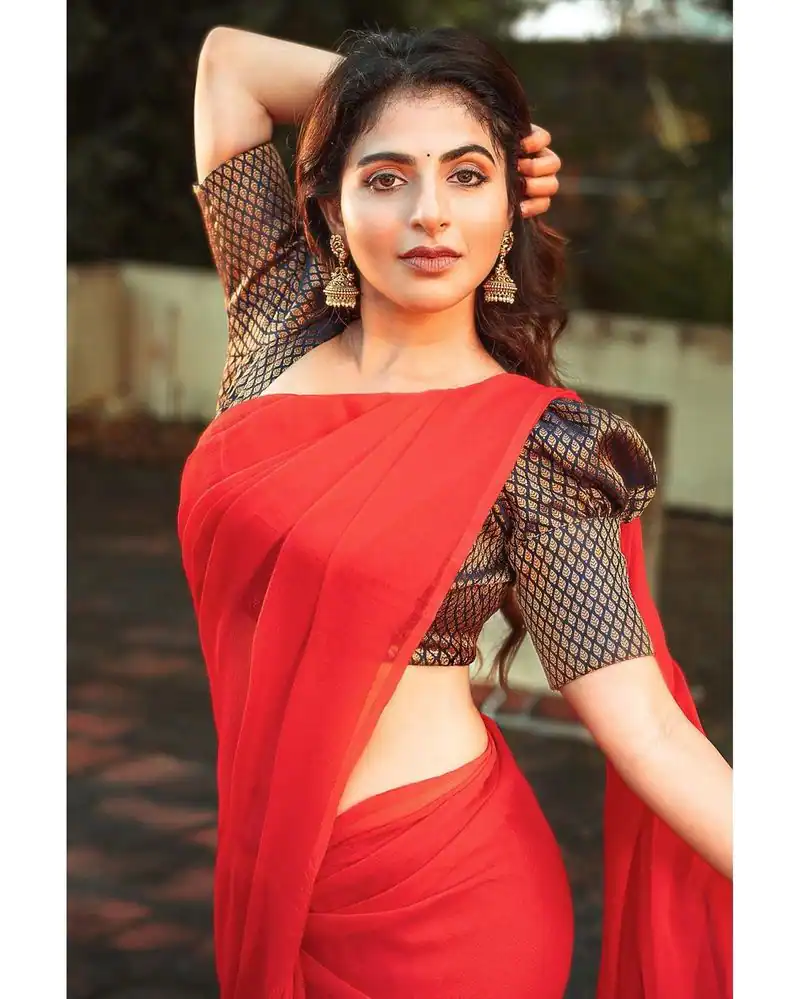 Actress iswarya menon hot photos in red saree pongal celebration