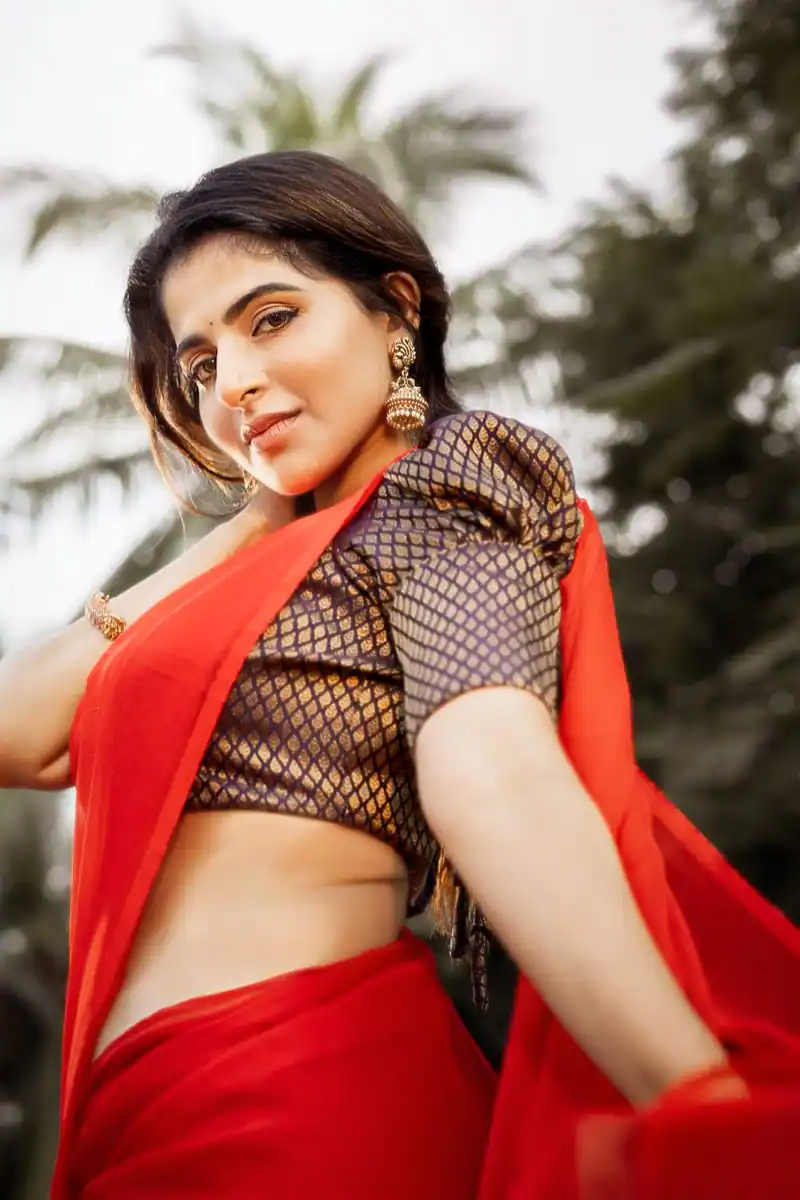 Actress iswarya menon hot photos in red saree pongal celebration