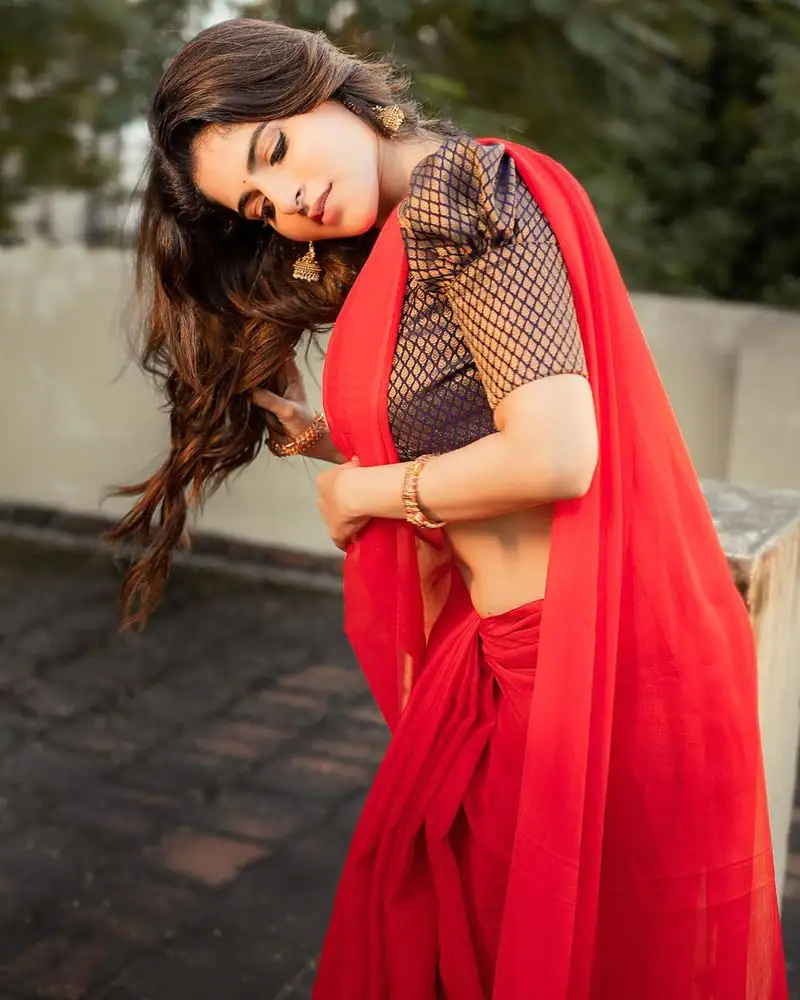 Actress iswarya menon hot photos in red saree pongal celebration
