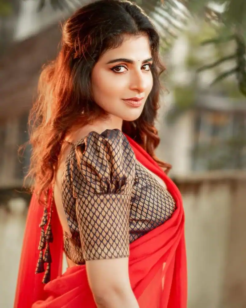 Actress iswarya menon hot photos in red saree pongal celebration