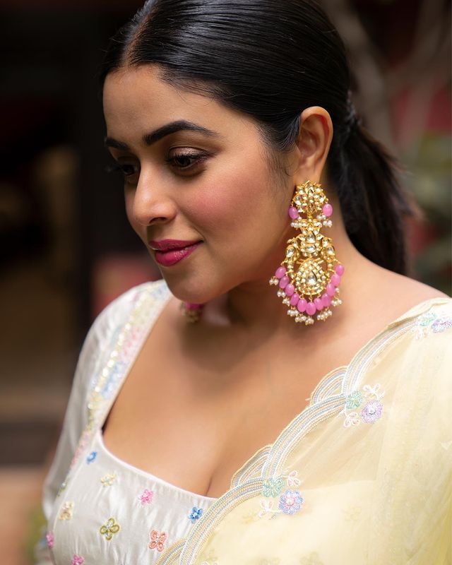 Actress poorna hot photos in traditional chudithar dress