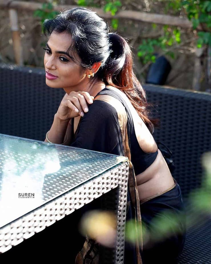 Actress ramya pandiyan hot photoshoot in black saree getting viral
