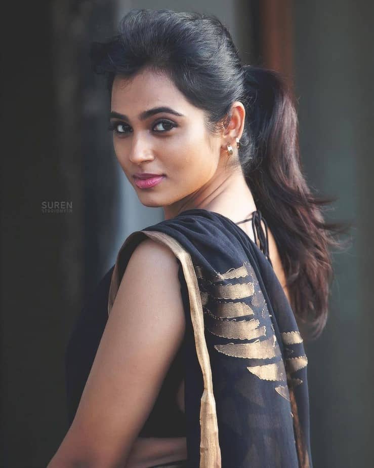 Actress ramya pandiyan hot photoshoot in black saree getting viral