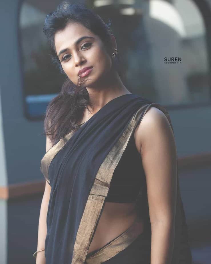 Actress ramya pandiyan hot photoshoot in black saree getting viral