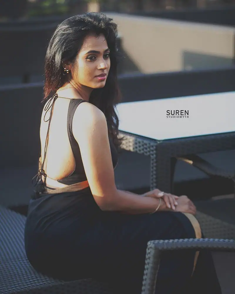 Actress ramya pandiyan hot photoshoot in black saree getting viral