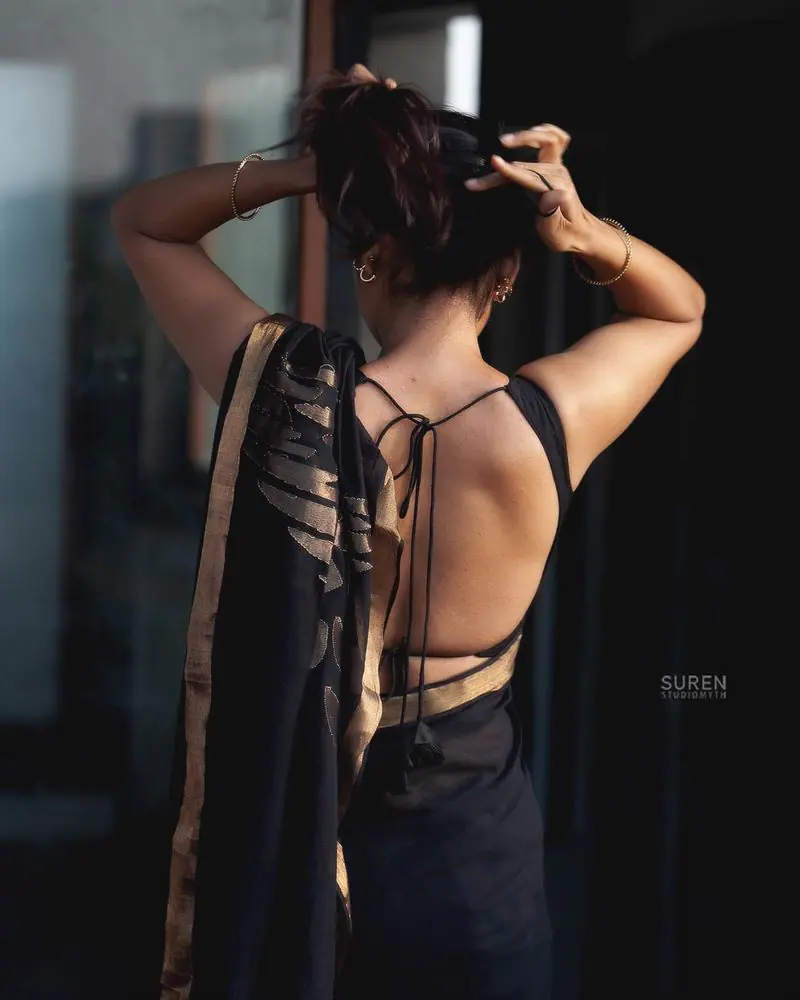 Actress ramya pandiyan hot photoshoot in black saree getting viral