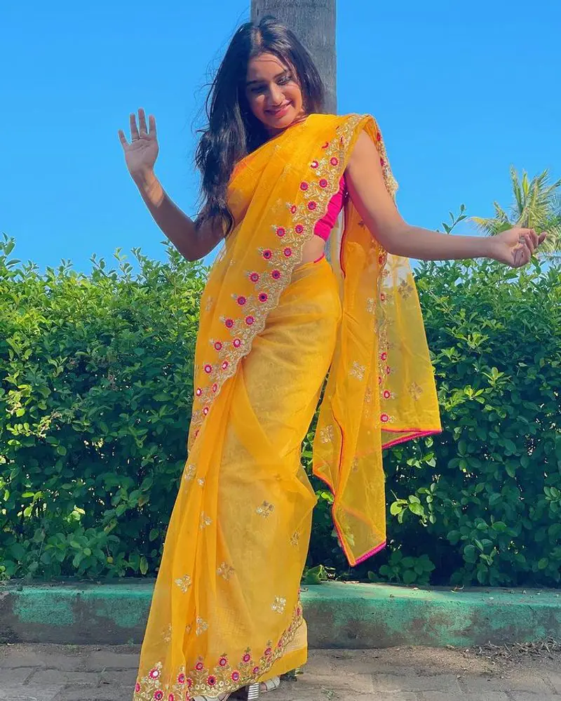 Actress raveena daha hot photos in yellow saree viral