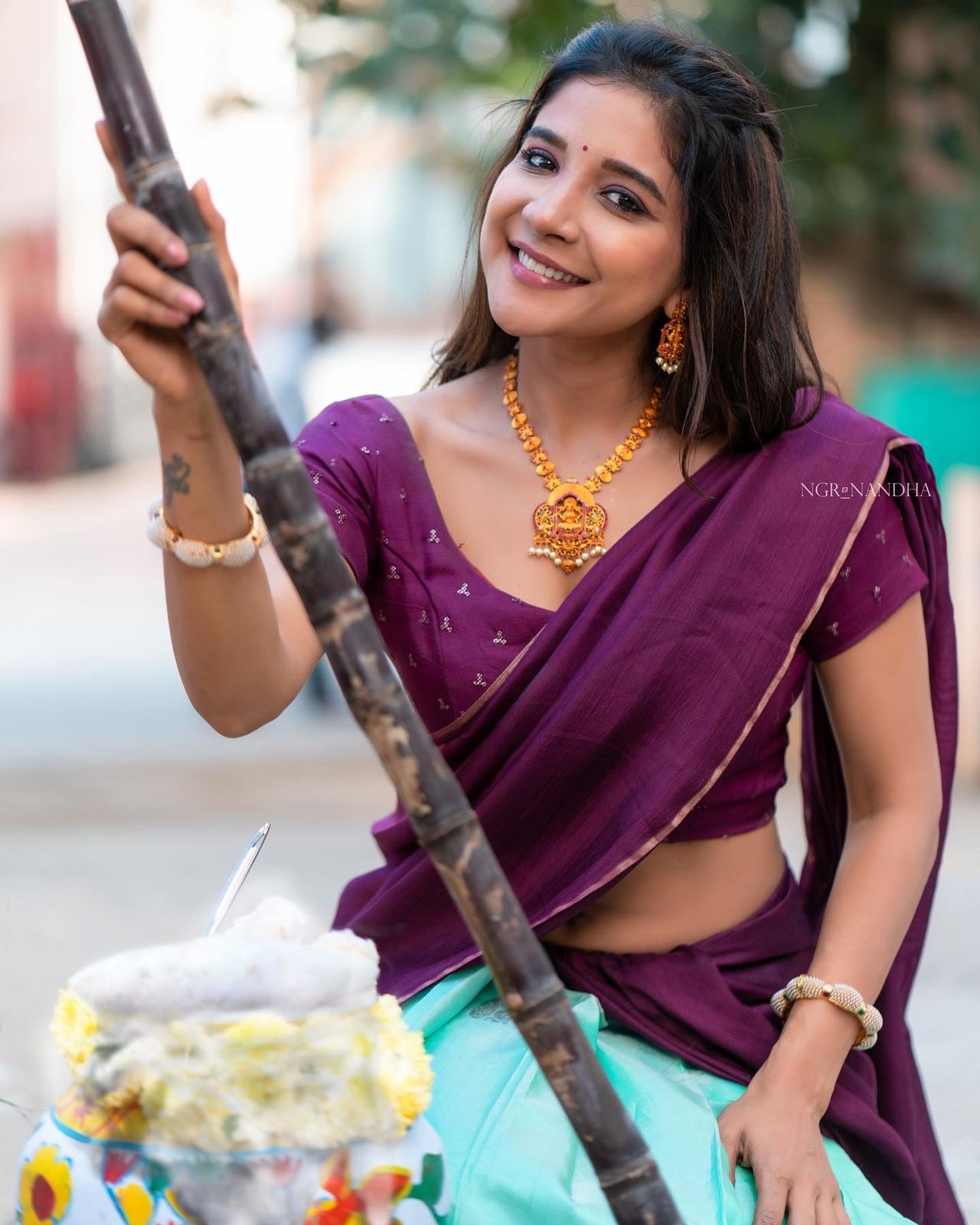 Actress sakshi agarwal hot photos in half saree goes viral on social media