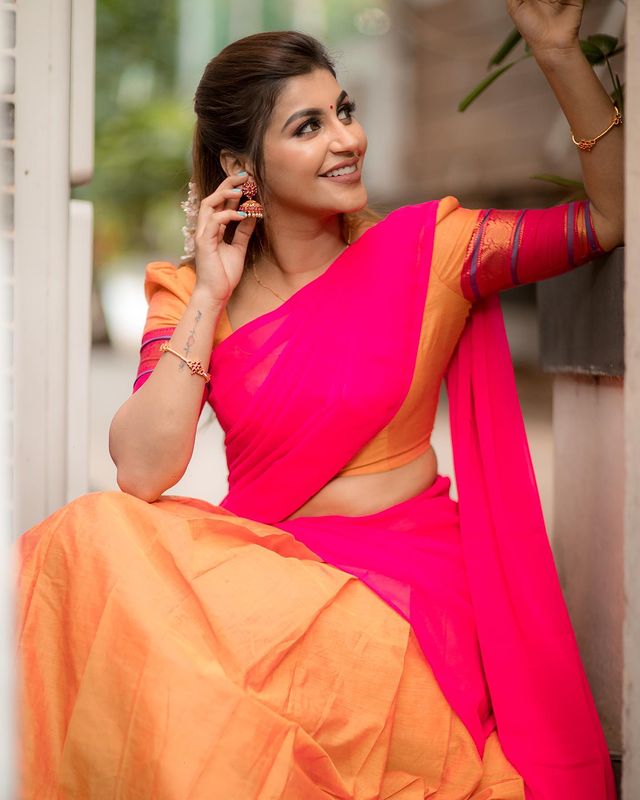 Actress yashika anandh hot photos in half saree goes viral