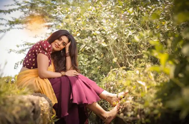 Actress iniya hot photos in sugarcane field