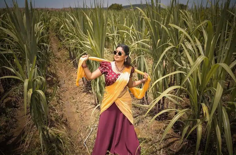 Actress iniya hot photos in sugarcane field