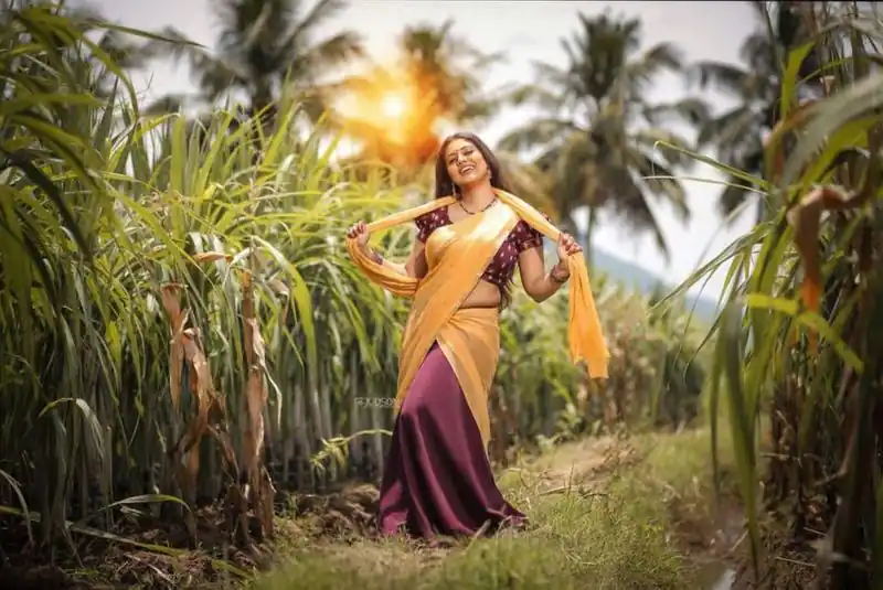 Actress iniya hot photos in sugarcane field