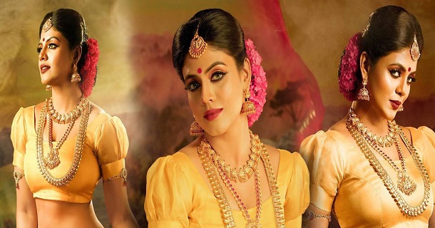 Actress iniya hot photos in sugarcane field