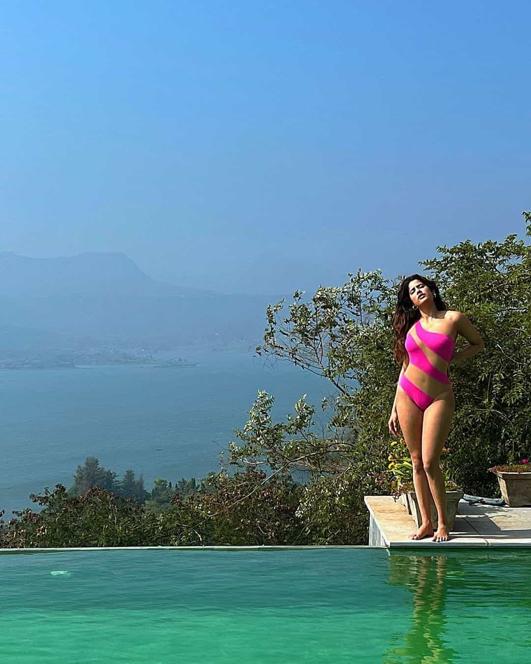 Actress janhvi kapoor hot photos in bikini hot dress near swimming pool