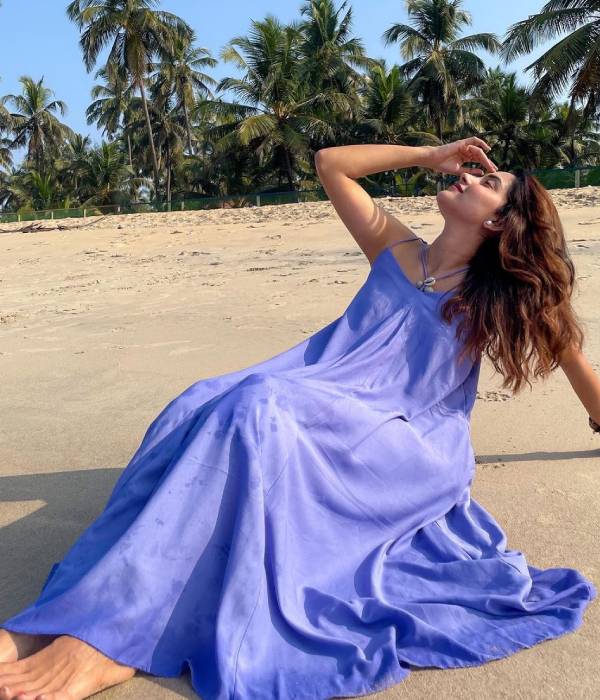 Actress mahima nambiar hot photos along beachside