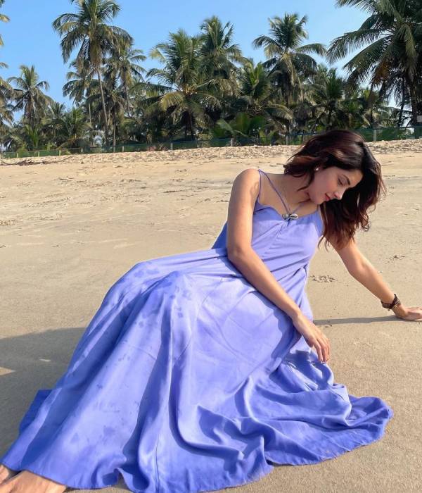 Actress mahima nambiar hot photos along beachside