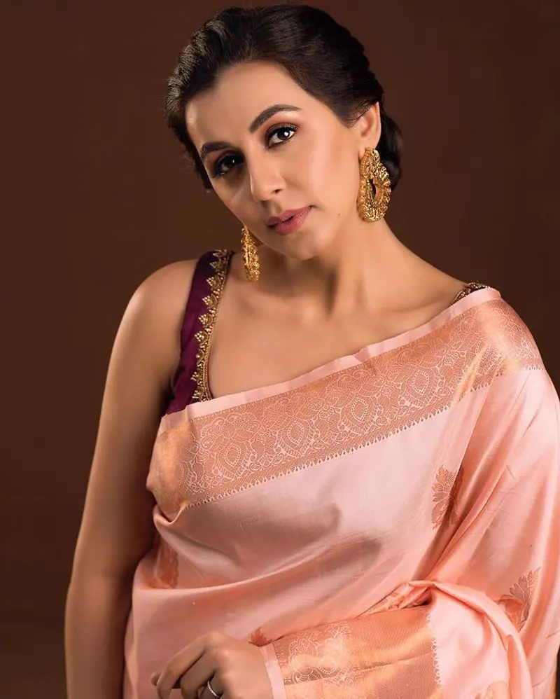 Actress nikki galrani hot photos in traditional wear saree