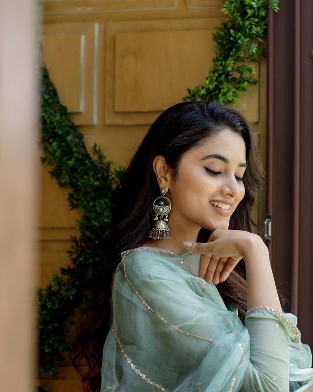 Actress priyanka mohan hot and cute photos in simple look