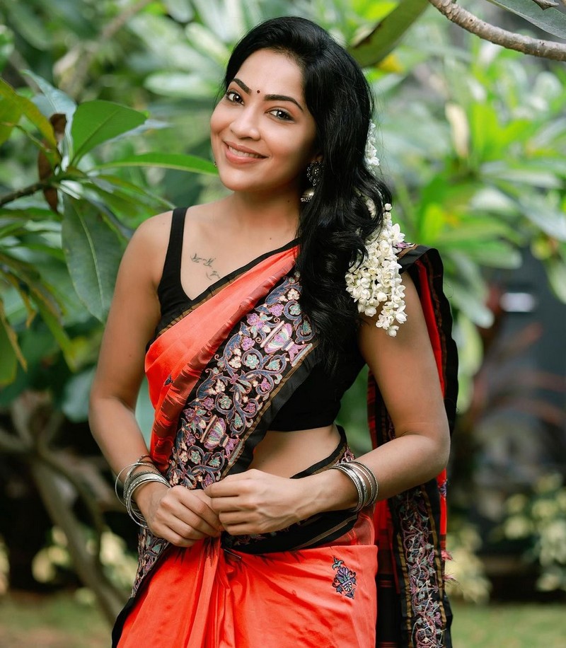 Vj ramya hot photos in sleeveless blouse and saree